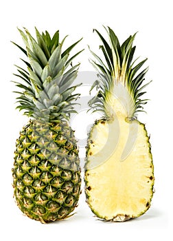 Ananas tagliato a metÃÂ 